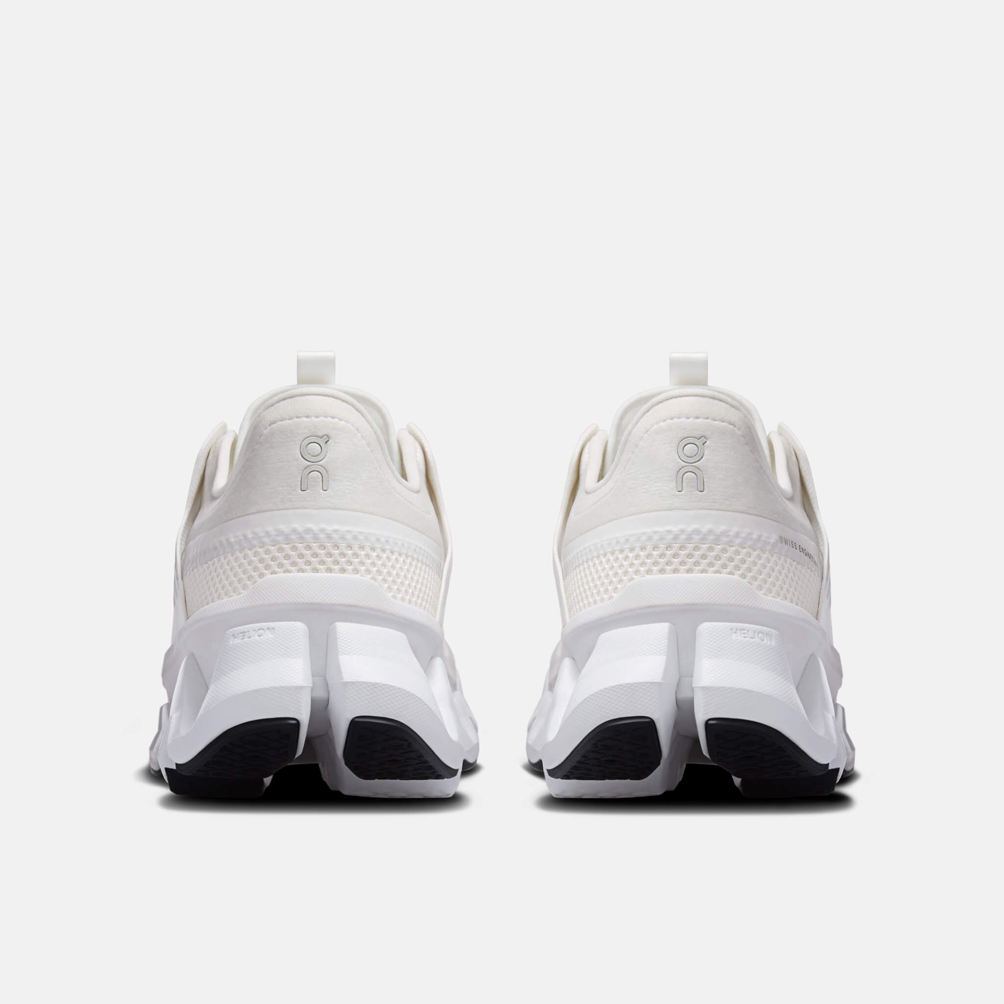 On Cloudswift Amp White/White